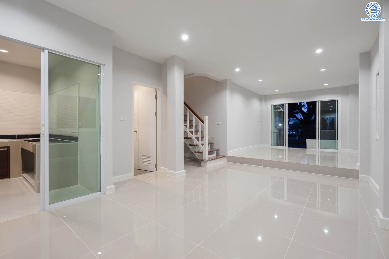 บ้านมือสองตกแต่งใหม่ โครงการ มณีรินทร์พาร์ค รัตนาธิเบศร์-ท่าอิฐ แบรนด์ Property Perfect เนื้อที่ 50 ตร.ว. ฟังก์ชัน 3 ห้องนอน 3 ห้องน้ำ จอดรถได้ 2 คัน บนทำเลศักยภาพ เชื่อมต่อทั้ง ถนนรัตนาธิเบศร์ และถนนราชพฤกษ์ ใจกลาง 2 เซ็นทรัลฯ ใกล้ทางด่วน "งามวงศ์วาน" และรถไฟฟ้า "สถานีบางรักน้อยท่าอิฐ"